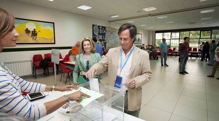 Ilustración del Alcalde votando en uno de los últimos comicios