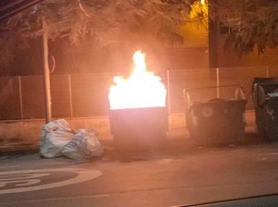 Aparecen dos contenedores de basura incendiados en la Avenida de Valdelaparra