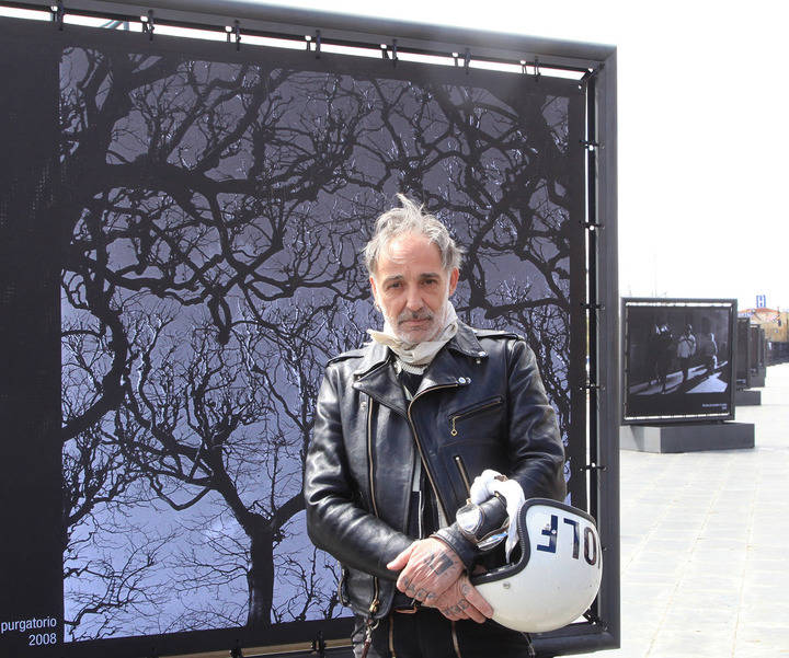 Imagen de Alberto García Alix durante la presentación de su exposición en Alcobendas