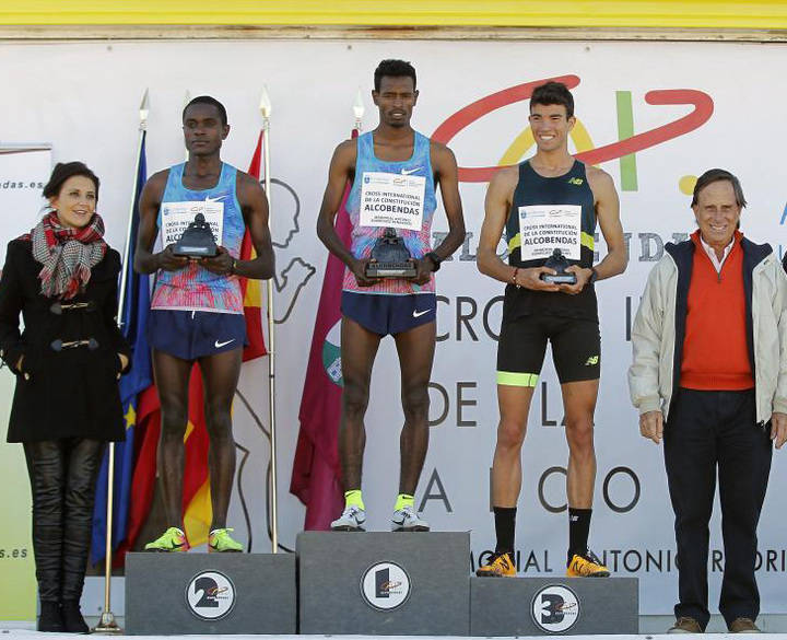 Imagen del podium en categoría masculina con los ganadores y los representantes municipales