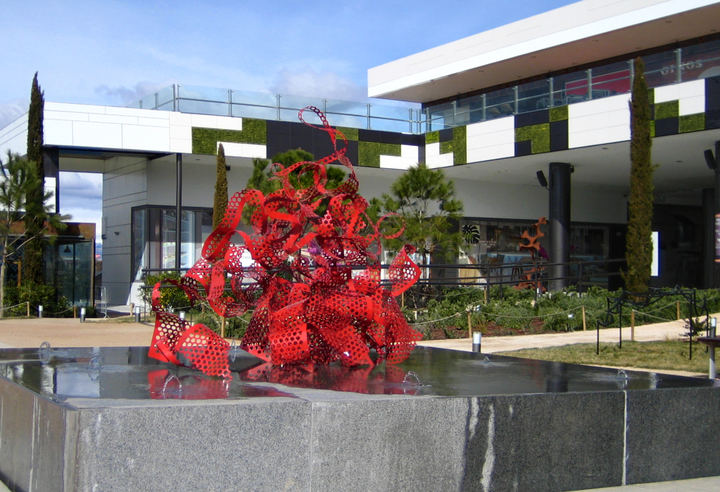 Imagen de la obra Juegos de Ahora, de la escultora Czili y que está expuesta en los exteriores del centro comercial Moraleja Green-. 
