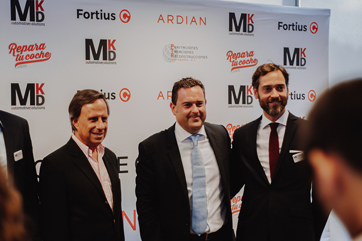 De izquierda a derecha vemos al Alcalde de Alcobendas, Ignacio García de Vinuesa, José Piñera, , fundador y CEO de MKD Automotive y a  Gonzalo Fernández, CEO de Ardian España
