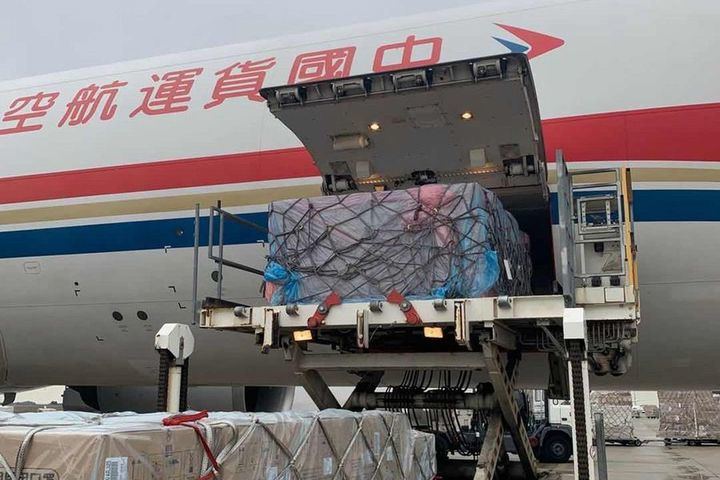 Llega a España las primeras ayudas de China: 500.000 mascarillas