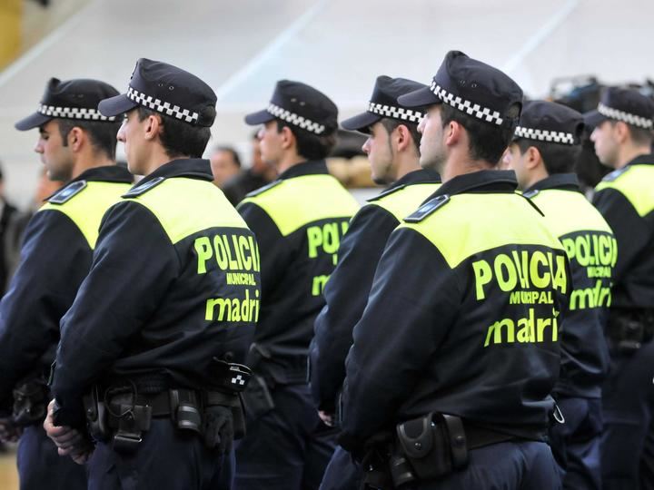 La Policía Municipal de Madrid utiliza la megafonía para despejar las calles: 'Vuelvan a sus domicilios por el bienestar de todos'