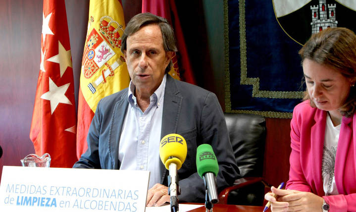 Imagen de la Rueda de Prensa del Alcalde de Alcobendas y la concejal de Medio Ambiente donde anunciaron el paquete de Medidas Extraordinarias de Limpieza