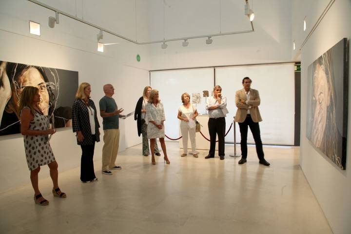 Imagen de la inauguración con el autor Daniel O'Sullivan en el centro cívico Anabel Segura