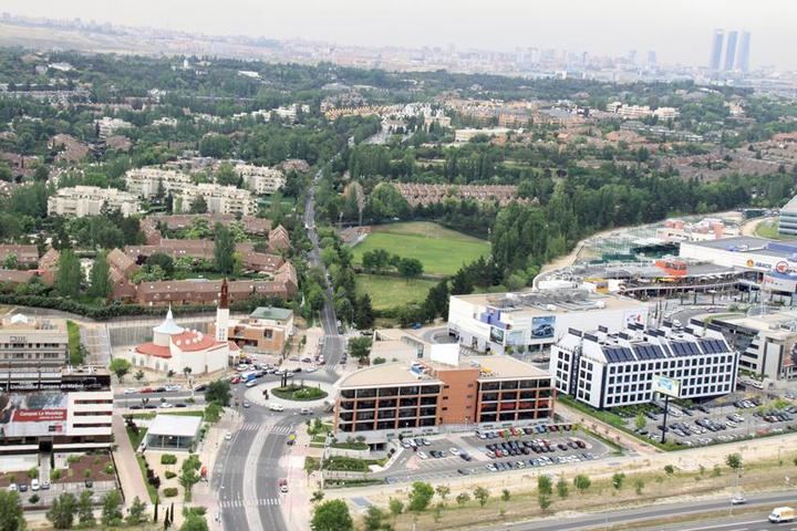 Imagen aérea de parte del Arroyo de la Vega y una zona de las Urbanizaciones de Alcobendas