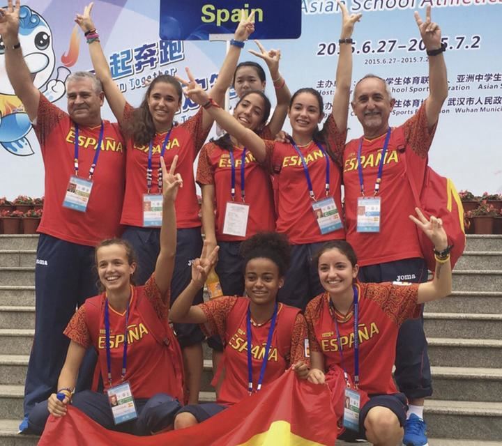 Imagen del equipo juvenil femenino del colegio Base que conquistó el Campeonato del Mundo escolar de 2015 celebrado en China