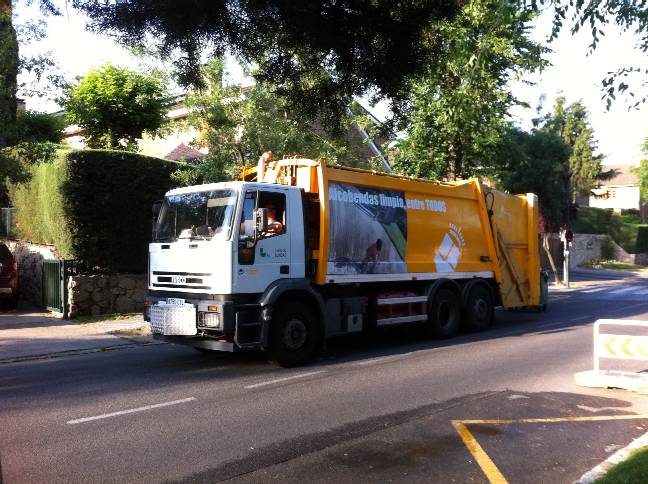 Imagen de un camión de Cespa en el municipio de Alcobendas