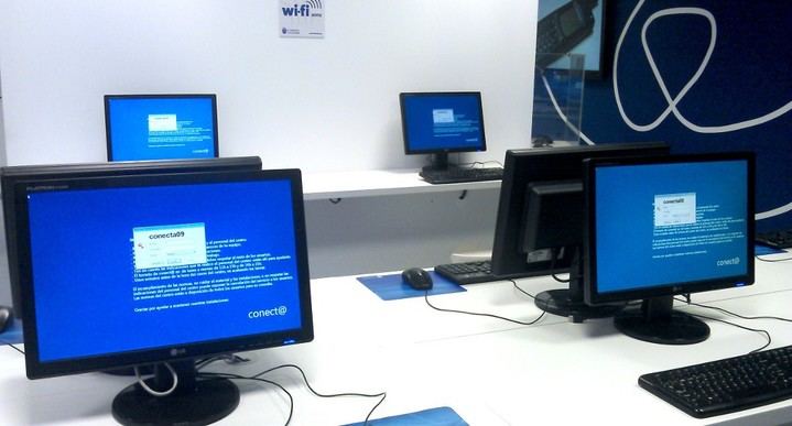 Imagen de los ordenadores de una de las salas multimedia del centro Conect@ de Nuevas Tecnologías de Alcobendas donde se imparten las sesiones de los cursos.