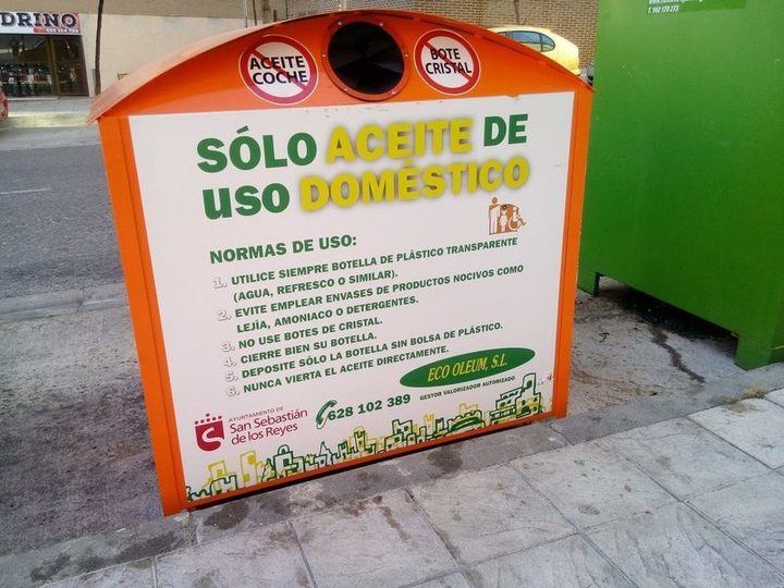 En la imagen vemos uno de los 19 contenedores para el reciclaje de acite doméstico colocados en las calles de Sanse