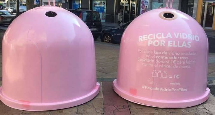 Imagen de los contenedores de la campaña 'Recicla por ellas'