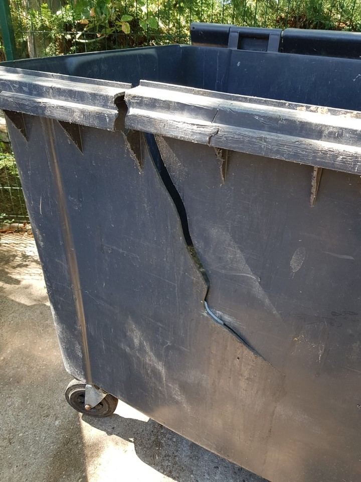 Los vecinos de Cuestablanca piden que se sustituyan sus cubos de basura