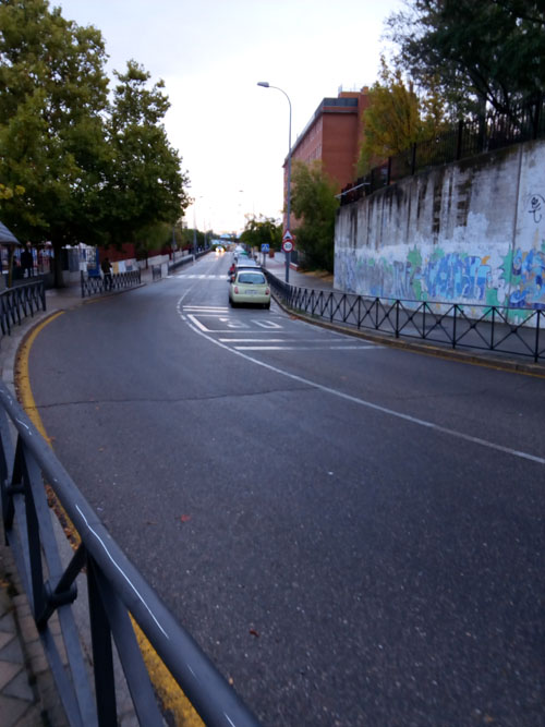 Imagen de la calle Antela Parada invadida de coches en una curva que no se puede aparcar
