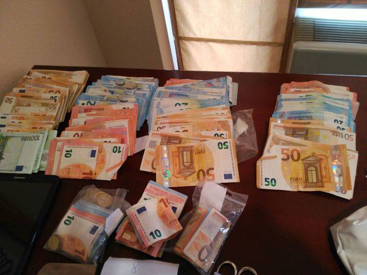 Imagen de los 100.000 euros en efectivo y droga incautados por el Grupo III del Cuerpo Nacional de Policía