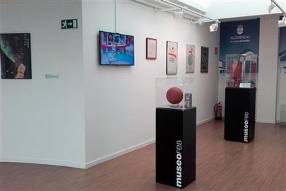 Imagen de las vitrinas de la exposición que se puede ver en el Museo de la Federación Española de Baloncesto en Alcobendas
