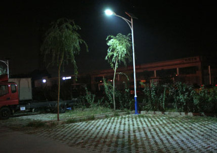 Imagen de una luminaria con luz LED en el exterior