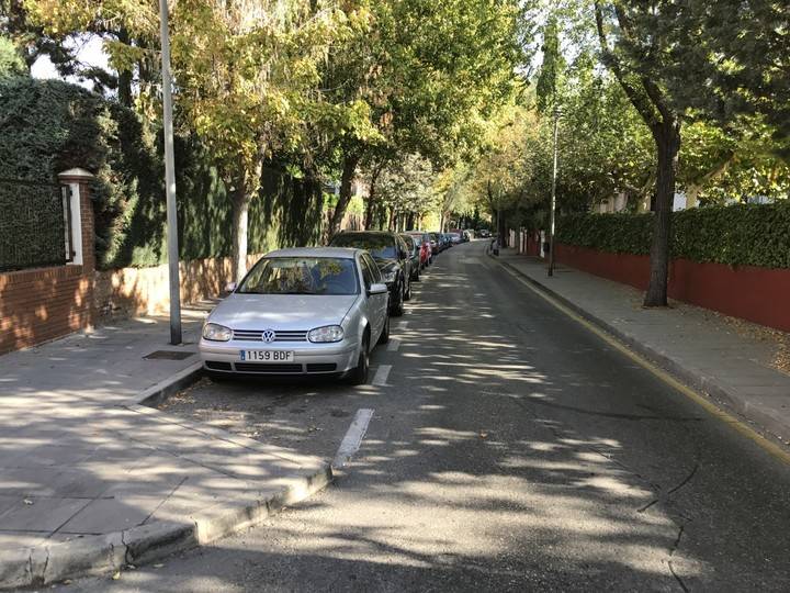 Imagen de la calle Margarita, una de las vías del Soto donde cada mañana aparcan vehículos de no residentes en la urbanización. 