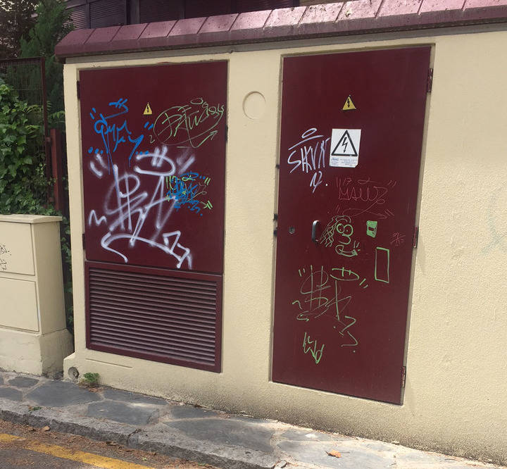 Imagen de una de las fachadas de un contador de la urbanización pintada por los menores identificados por el servicio de seguridad de la urbanización
