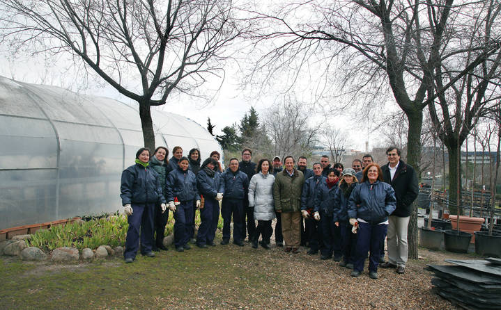 Imagen de un grupo de desempleados contratados por el Ayuntamiento que recibieron la visita del Alcalde y el concejal de Economía. 