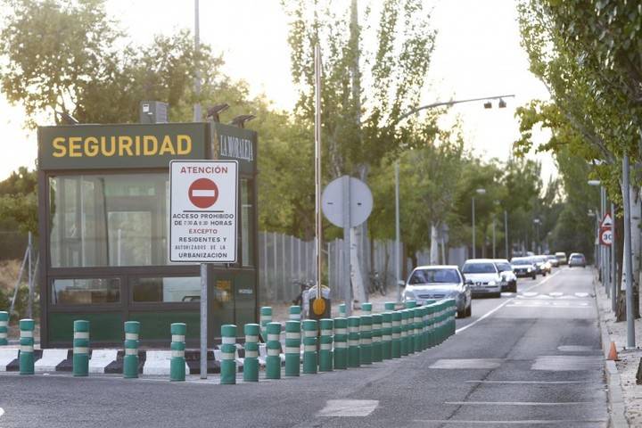 El control de acceso por La Moraleja sanciona a 8.737 vehículos