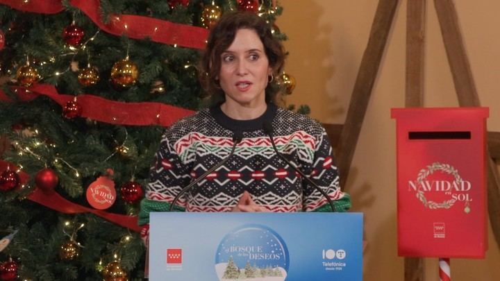 Díaz Ayuso presenta el espectáculo navideño en la Real Casa de Correos y la Estación de Metro