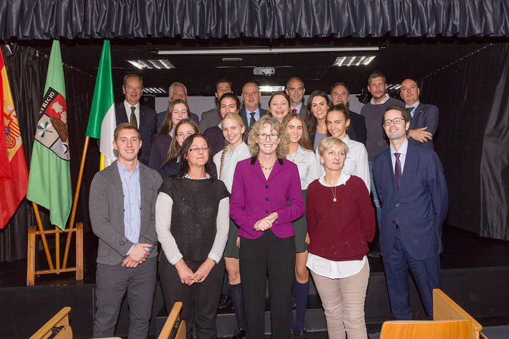 Imagen de grupo de las aurtoridades del los centros educativos San patricio con la embajadora de Irlanda, miss Sile Maguire en el centro