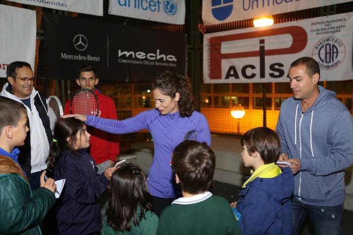 Imagen de Vivi Ruano en el clínic que dio junto a los niños durante el acto de presentación del XVI Torneo Menina 